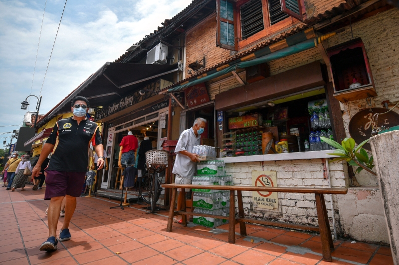 作为主要马来甲的主要旅游景点，鸡场街的无论业者或旅客，都必须戴上口罩和遵守社交安全距离。 （马新社）

