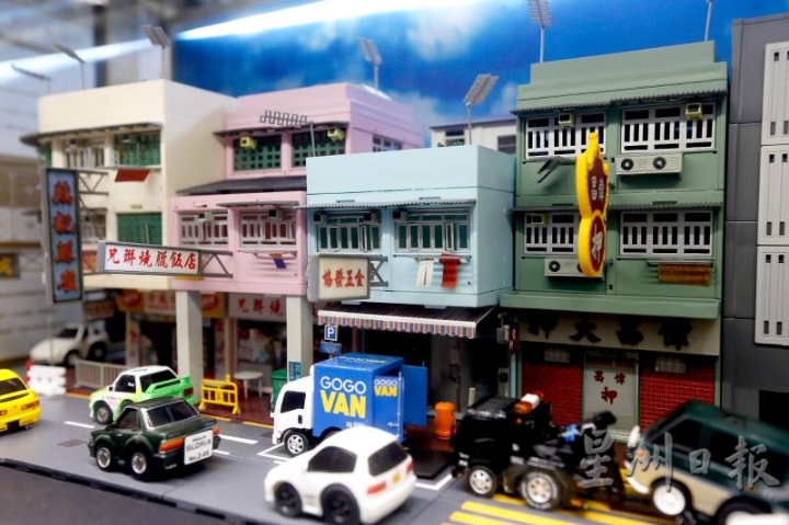 大約2年前，Q版車突然流行起來，隨後玩具商出了一系列的香港舊樓街道場應，比如香港唐樓、迷你士多，由玩家自由組合。