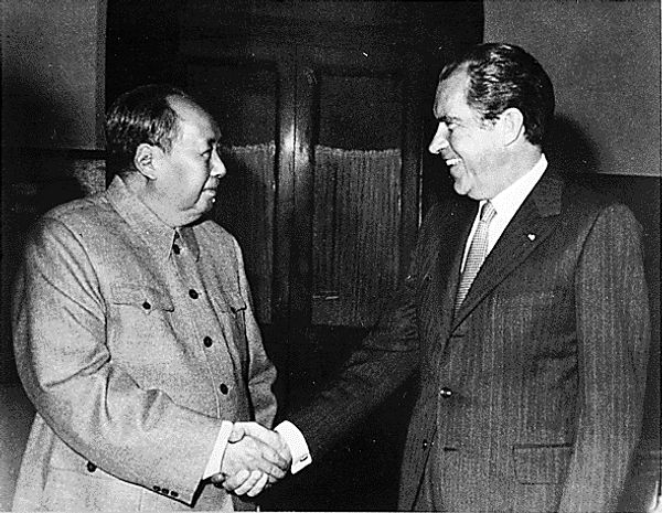 1972年２月２１日，时任美国总统尼逊（右）访华，中共领导人毛泽东在中南海接待他。尼逊访华行开启了中美关系正常化的进程，为以后中美建交和进一步发展两国关系奠定了基础。（图：互联网）