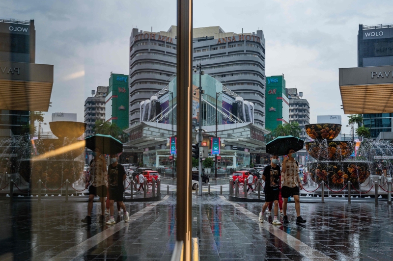 雨天下的PAVILION购物广场，因为疫情下更显得格外冷清。（法新社图）

