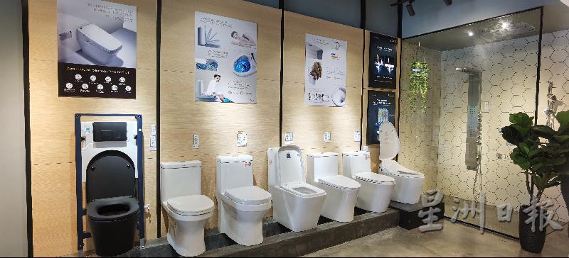 先体验,后购买!怡保东区BIG BATH分店增设“现场演示”元素,马桶可以试坐,浴室雨淋沐浴设备可以打开。