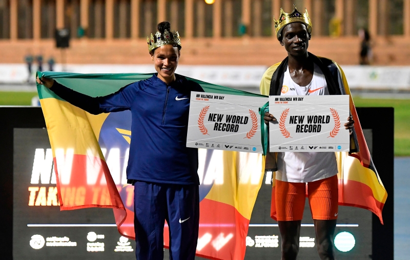 切普特盖（右）和吉迪周三在华伦西亚一场田径比赛中，各在男子10000公尺和女子5000公尺打破世界纪录后，一起合照。（法新社照片）