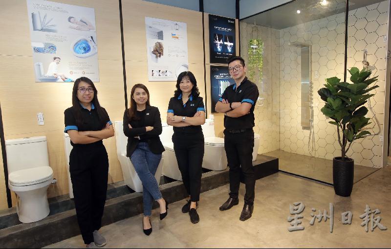 卫浴和厨房用品专家BIG BATH坐落在怡保的全新陈列室已经投入服务,专业的销售团队们迎接大家的到来。左起是怡保分店卫浴与厨房改造专员叶慧嘉、潘芳仪、怡保分店经理黄杰媚和副经理陈振丰。