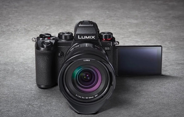 LUMIX S5是一款主打Vlog的相机，可拍摄4K 60fps（4:2:0 10bit）或4K 30fps（4:2:2 10bit）的视频。