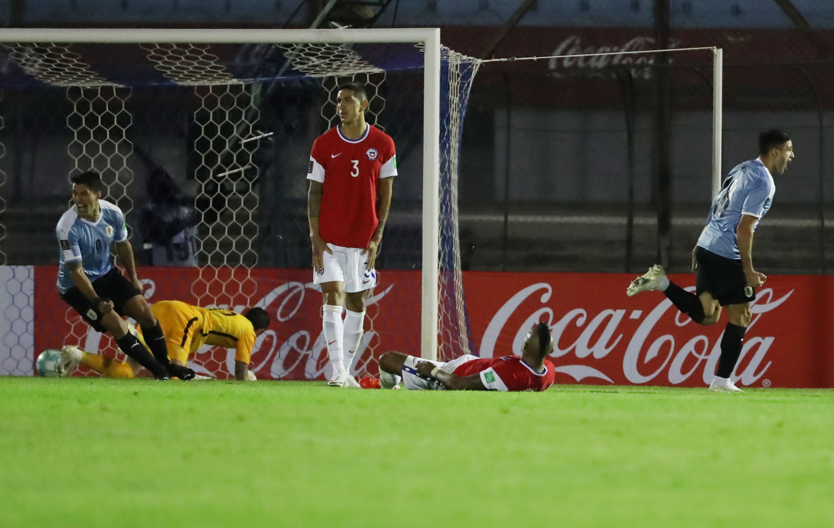 第88分钟，乌拉圭手球未判罚后，接着马克西·戈麦斯（右）上演绝杀激动庆祝，智利输得冤枉。（法新社照片）