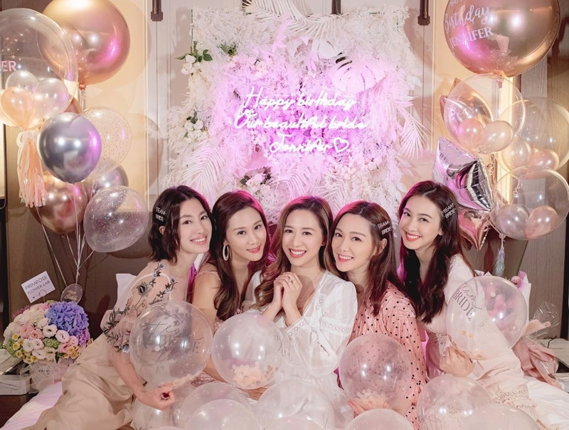 朱千雪(右起)、汤洛雯、张嘉儿、蒋家旻10月8日为准新娘岑杏贤举行惊喜派对。