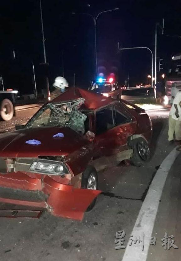 六旬华裔司机所驾驶的轿车在撞击下严重损坏，司机送院后丧命。