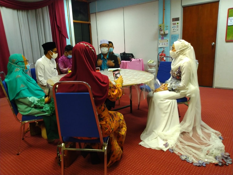 新人与家人在巴生宗教局办公室内等待结婚仪式的进行。