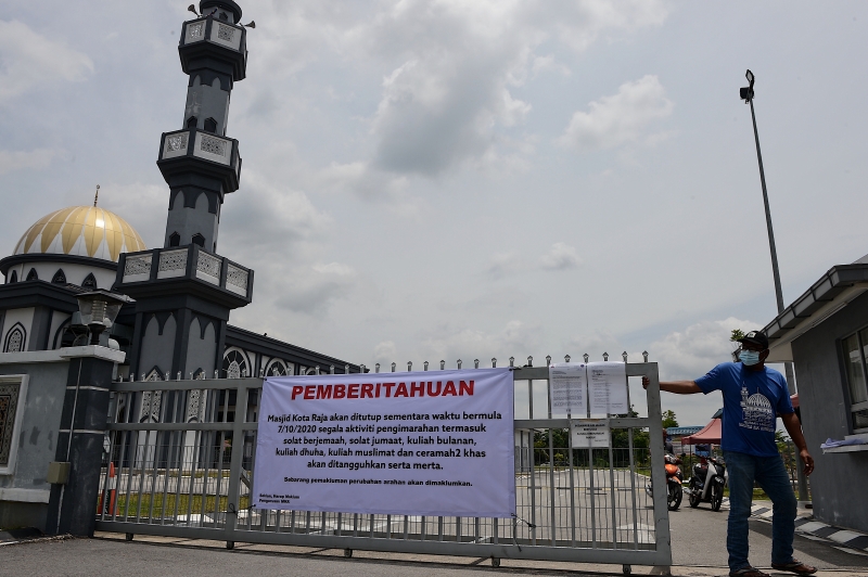 哥打拉惹清真寺的一名工作人员关闭入口。在CMCO期间，所有宗教场所都被禁止开放 。