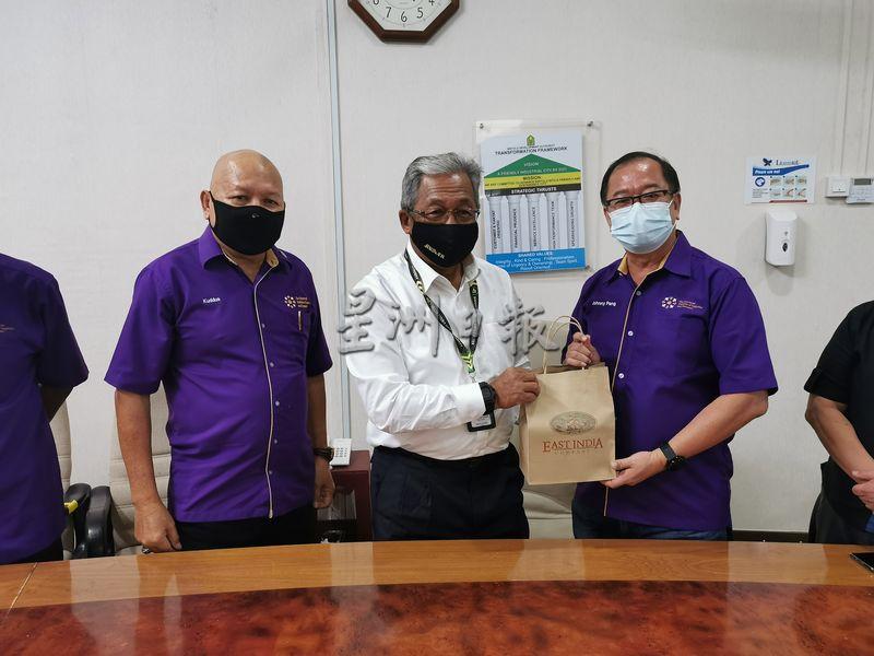 马来西亚特许物流与运输协会顾问潘隆铭（右）赠送纪念品予民都鲁发展局总经理莫哈末耶谷卡里。左为砂拉越分会主席阿都拉库杜。
