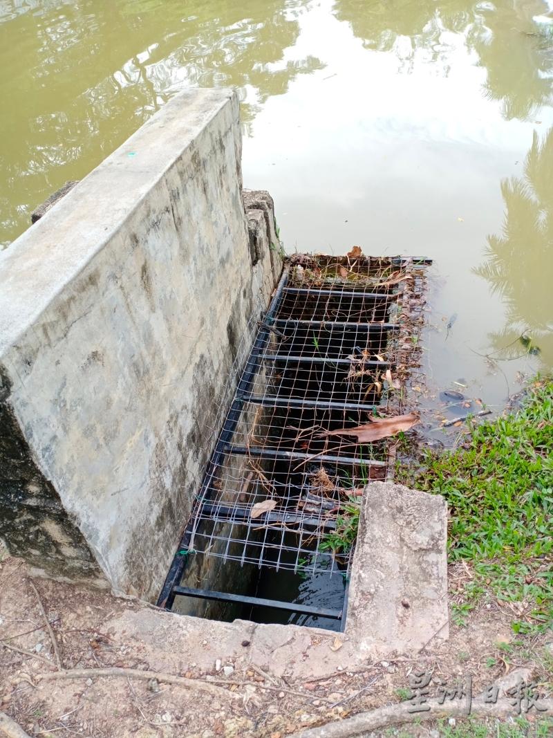湖水的开关器安装在沟井下，不排除是开关器损坏，导致湖水流失。