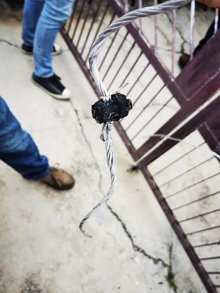 国能技术人员剪断了漏电的电线。（图取自李存孝脸书）