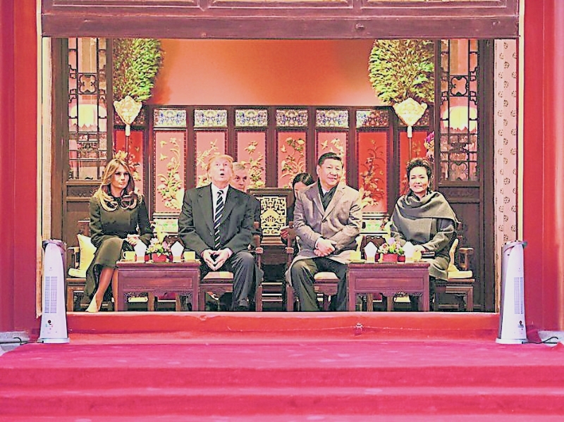 2017年11月，特朗普夫妇访华时，与习近平夫妇一同游览著名的中国帝王住处紫禁城，之后还在紫禁城内欣赏京剧 。（法新社照片）