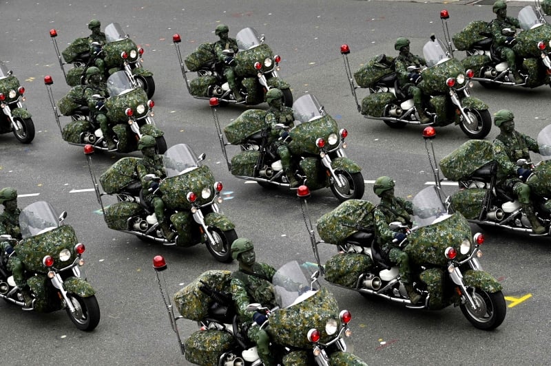 台湾宪兵快速反应连骑乘大型重型机车亮相双十庆典。（法新社照片）
