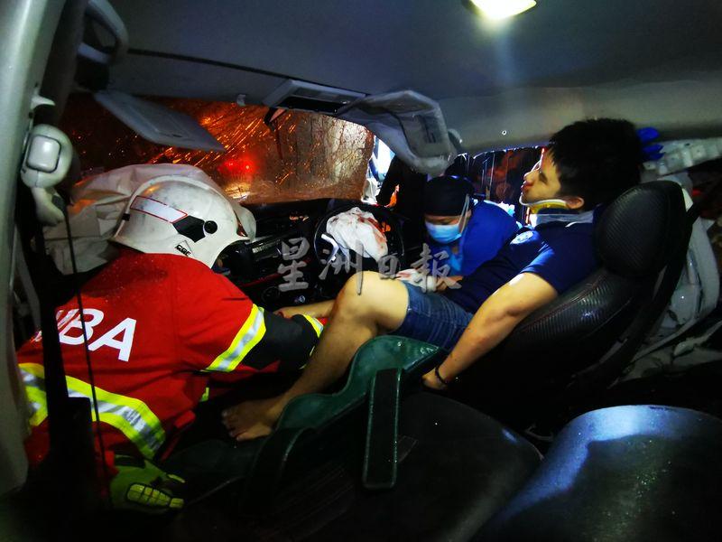 货卡司机的右脚被夹，医护人员及消拯员合力把他救出。
