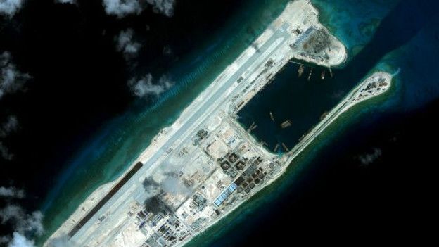 美国智库战略与国际问题研究中心（CSIS）发布报告称，中国在2017年继续在西沙群岛和南沙群岛建造人工岛，并进行设施扩建，包括弹药库、飞机棚和雷达装置等。（互联网照片）