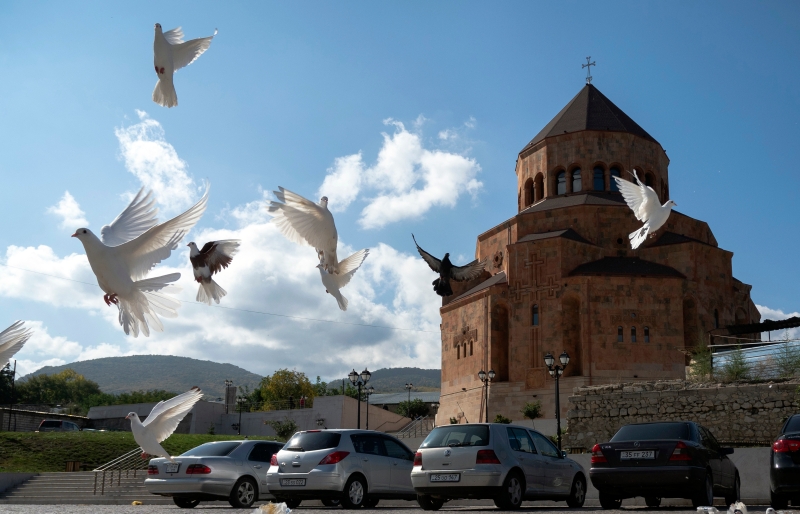 周五，纳卡地区一座天主教堂前白鸽飞起。亚美尼亚和阿塞拜疆两国在莫斯科会谈后已同意停火（图：美联社）