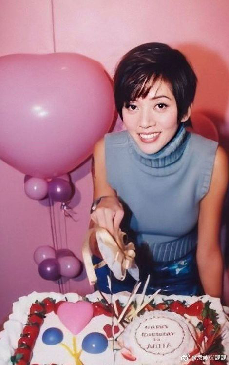 袁咏仪在社交平台晒出梅艳芳切蛋糕的照片为其庆祝。