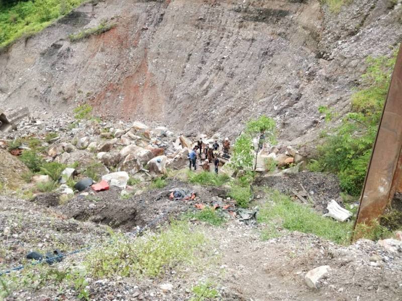 伤者莫哈末玛哈山连人带摩托车失控掉落山坑。