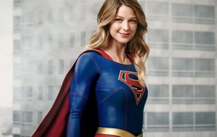 梅丽莎宾诺斯因美国超级英雄动作冒险电视剧《女超人》受到欢迎。