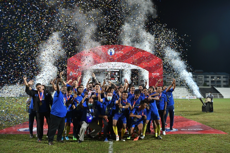 槟城足球队职球员星期五晚在最后一轮大马首要足球联赛结束后，兴高彩烈地庆祝夺得本季冠军，下季也可升上马超。（马新社照片）