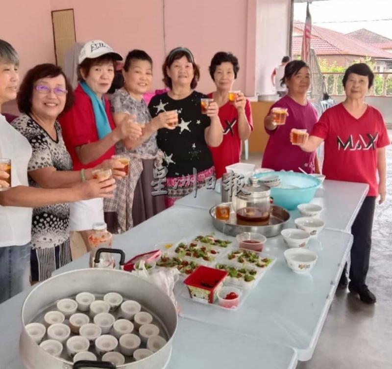 朱丽萍（左二）与武吉丁宜学员分享制作糕点的心得。

