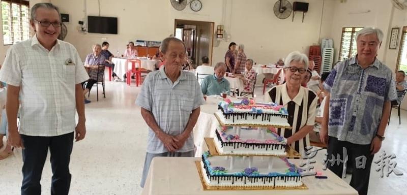 

林若德（左一）与副主席拿督李顺贤（右一）陪同老人切生日蛋糕。