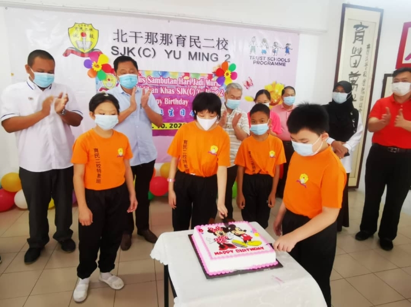 陈勇鸣（后排左二起）与谢汉章等人为特殊学生庆生。