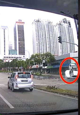 白色轿车飞撞至男死者所驾驶轿车右侧，导致后者的轿车也跟着“被撞飞”。（图取自脸书）