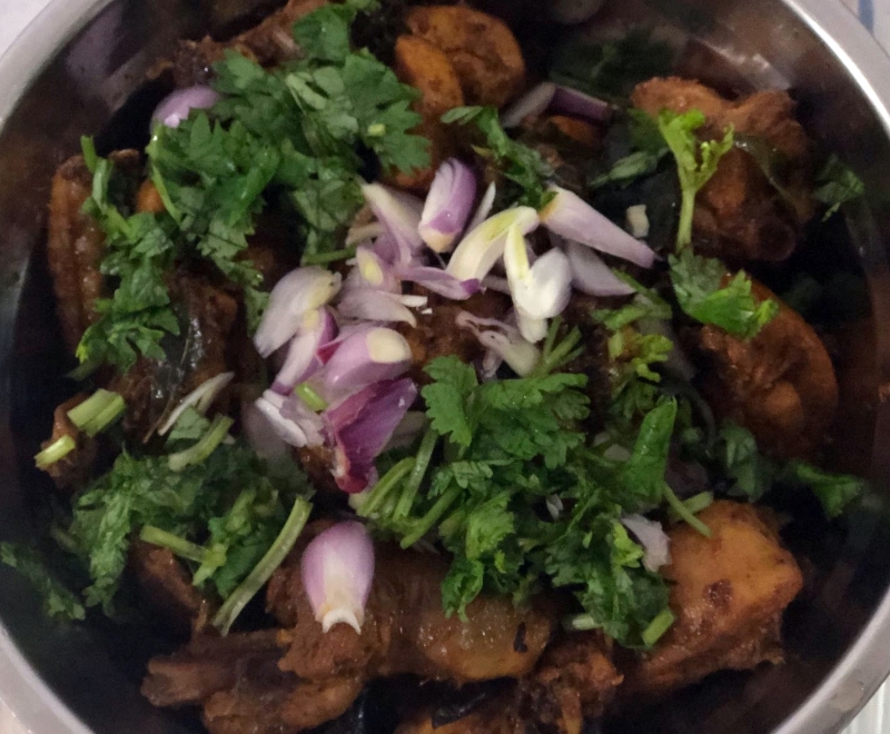 厨艺了得的迪拉干，泡制充满印式风味的辣炒鸡肉。