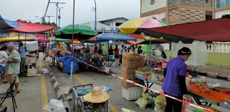 周日早市集一些小贩继续使用遮阳伞，还没有更换蓝色帐篷。