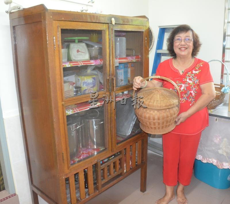 朱丽萍念旧，也喜欢收集古物，她手上拿著的百年历史竹篓，是家婆遗下给她的。

