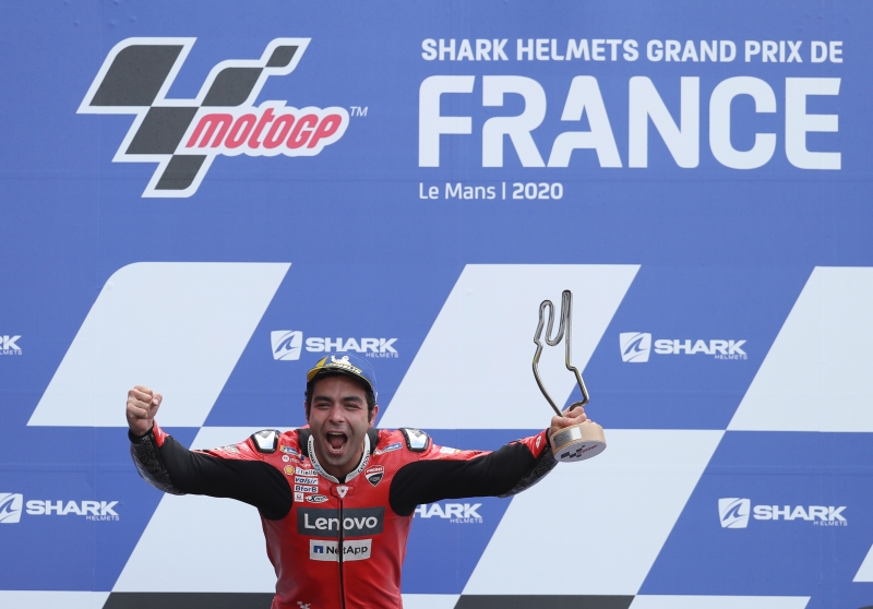 杜卡迪车队的意大利骑士佩特鲁奇在法国站世界摩托车大赛夺得生涯第2个MotoGP组分站冠军，在领奖台上庆祝。（美联社照片）