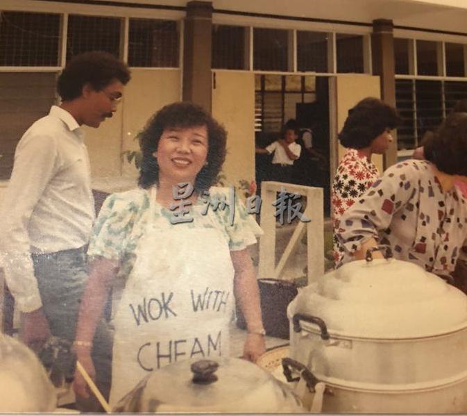 朱丽萍年轻时到处教导烹饪，任何料理难不倒她。

