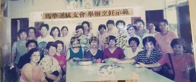 80年代举办烹饪示范活动，深受欢迎。坐右五为朱丽萍。

