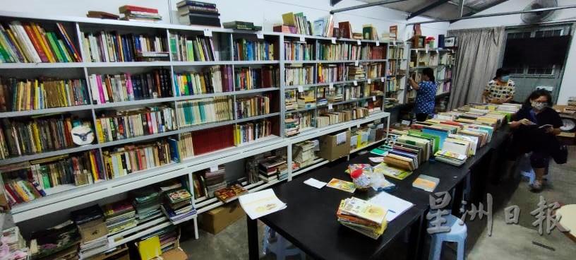 漂书计划已经在慈济资源回收站里发展成为一间迷你图书馆的规模。