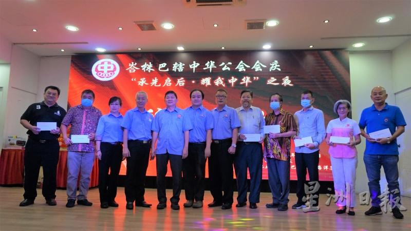 王梅婷（左三起）、刘庆忠、林家全、龚万翔与白福春在会上移交捐款予七个学校及慈善单位代表。