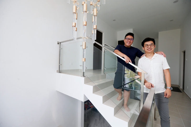 贝朝燊（左起）找来刘子豪为他们一家改造翻新老房子，以符合一家人的居住需求。