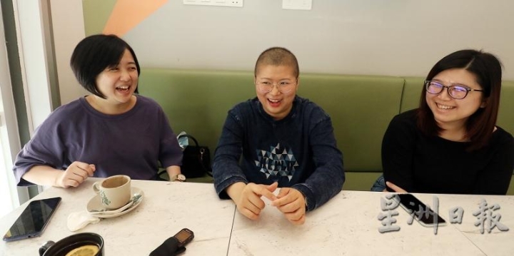 闺蜜谢㚸殷（右）和蔡嘉雯陪同颜敏丽受访，主题是乳癌，却嘻嘻哈哈谈了一个上午。