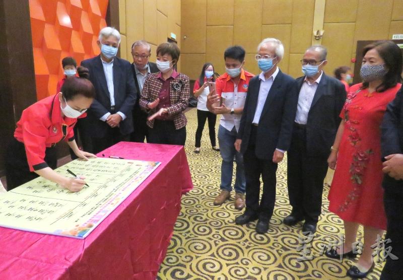 杨翠莲（右起）、马雅泉、张金祥、谢立意（前排左二起）及陈丽群见证理事会成员签署就职证明。