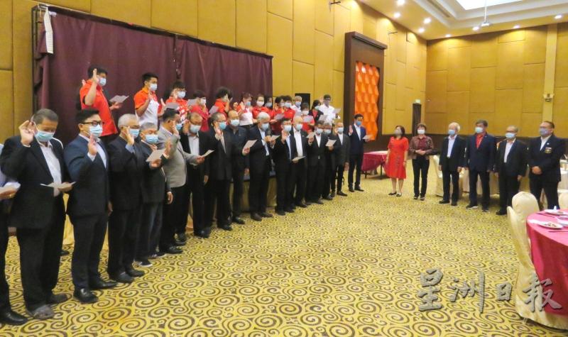 森潮州会馆三机构及音乐组新届理事会成员集体宣誓就职，由一众嘉宾监誓。