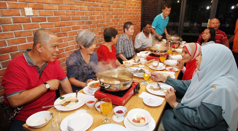蔡明有（左四）于去年10月最后一次与亲善排战友聚餐。