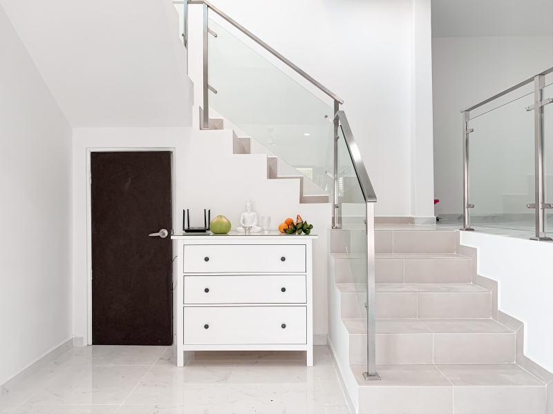 楼梯角落摆放白色柜子作为神台，符合全室白色简约的基调。