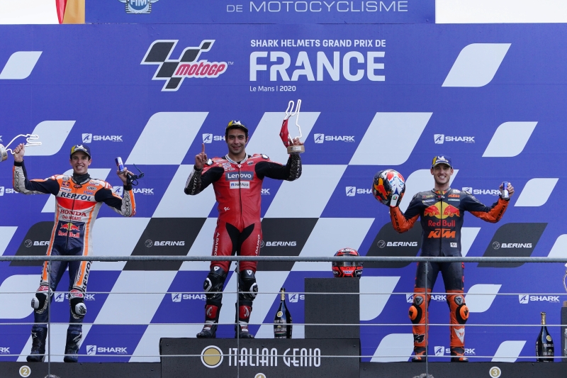 佩特鲁奇（中）在MotoGP法国站成为这赛季第7名夺冠车手，阿烈士马奎兹（左）则MotoGP生涯首登颁奖台。图右为珀尔.埃斯帕加罗。（欧新社照片）