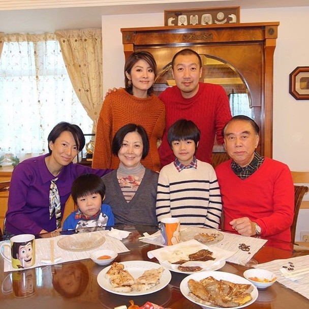 原告沈静(前排中)入禀控告女儿刘建芝(左一)。