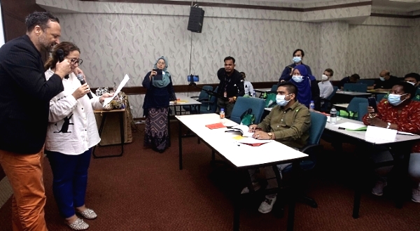Through group activities such as singing and acting, foreigners take part in the workshop to learn the Malay language. Through group activities such as singing and acting, foreigners take part in the workshop to learn the Malay language.