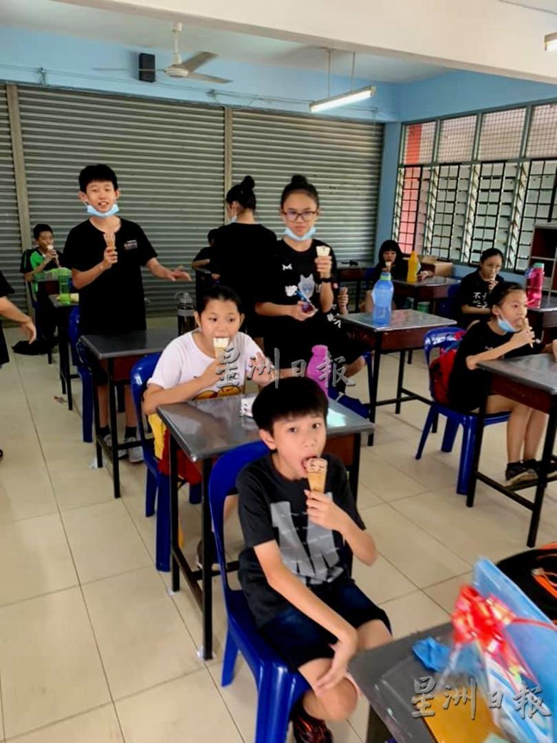 南华学生在课室内吃冰淇淋，并通过荧幕观看直播，度过不“疫”样的儿童节。