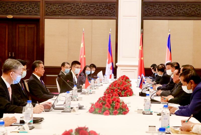 对柬埔寨进行正式访问的中国外长王毅（左三）星期日在金边会见柬副首相、中柬政府间协调委员会柬方主席贺南洪（右三）。（新华社照片）