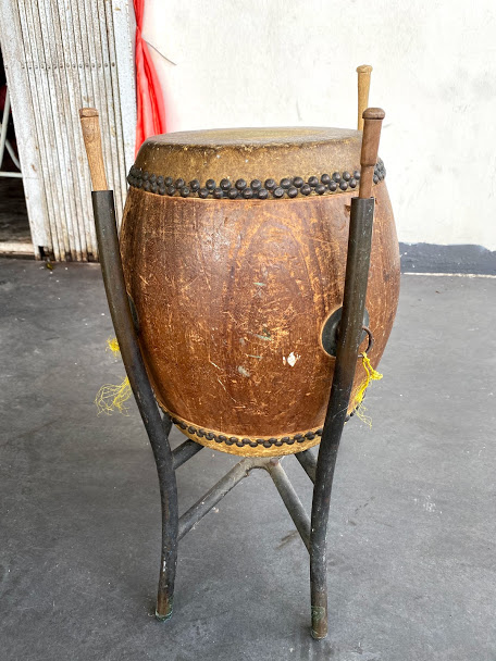 这面超过40年历史的福建鼓，也是舞龙时会使用的必备乐器之一。