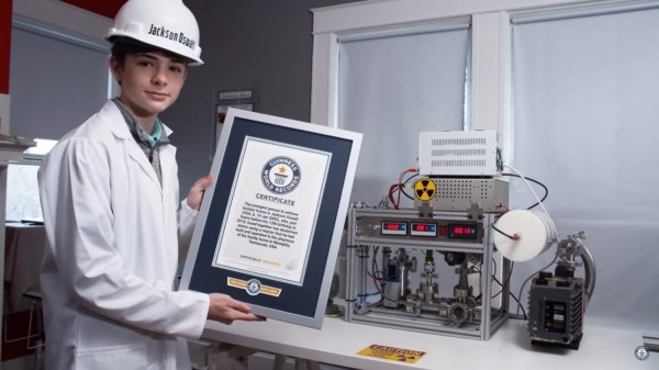 杰克森展示建力士世界纪录奖状。（互联网照片）